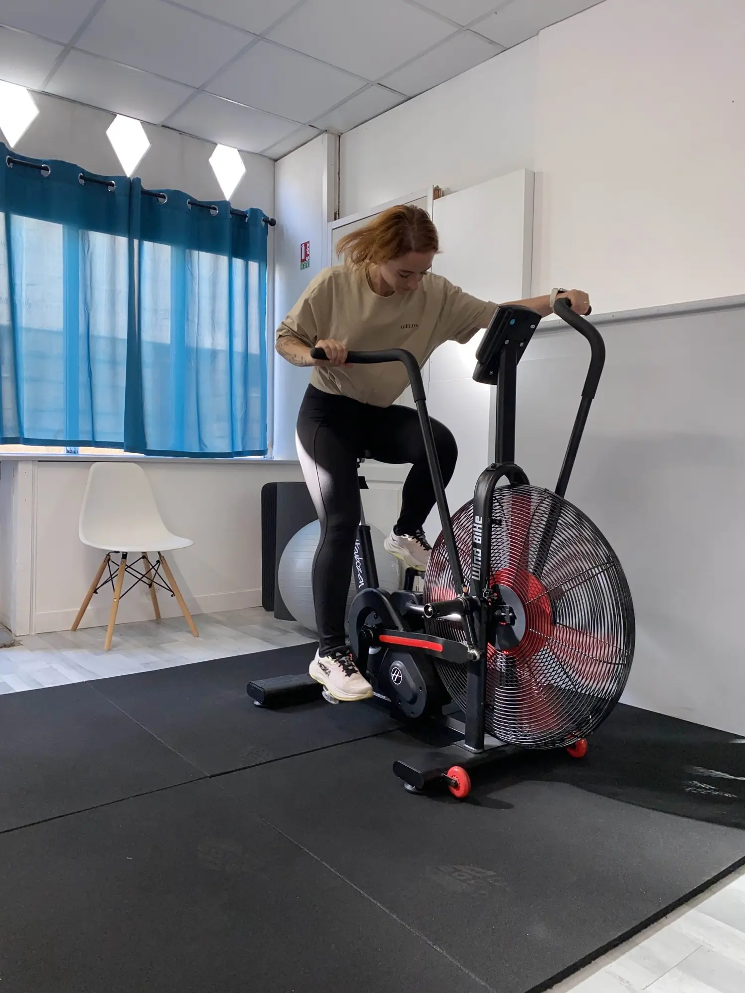 Travail cardio sur Air Bike au studio AVÆLON